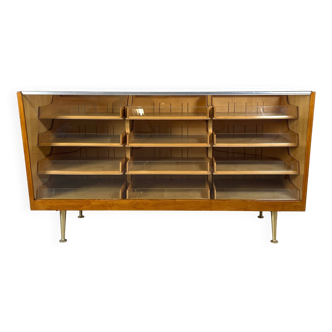 Comptoir vintage avec tiroirs et plateau en verre