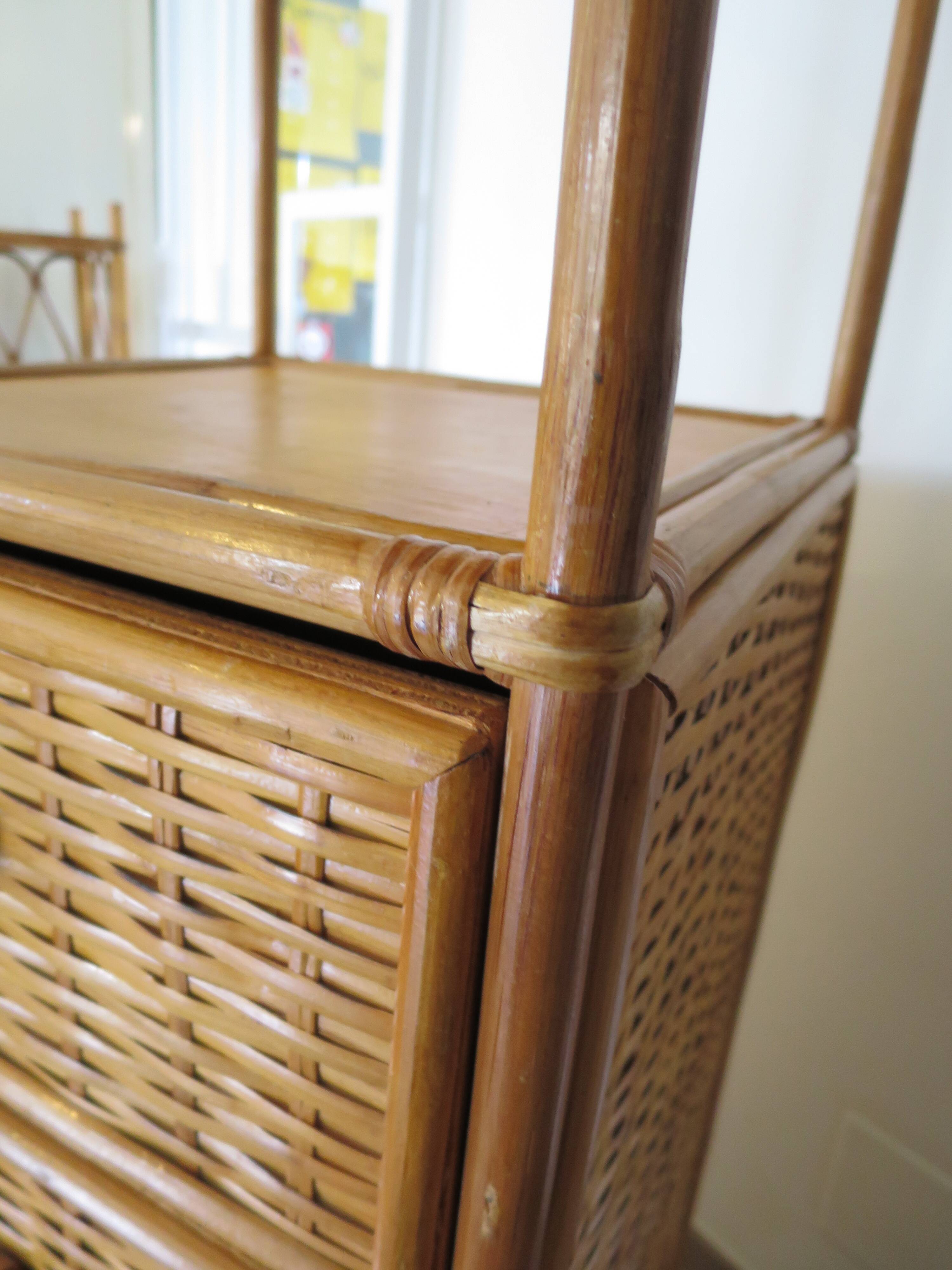 Storage column, wooden bookshelf and woven rattan.