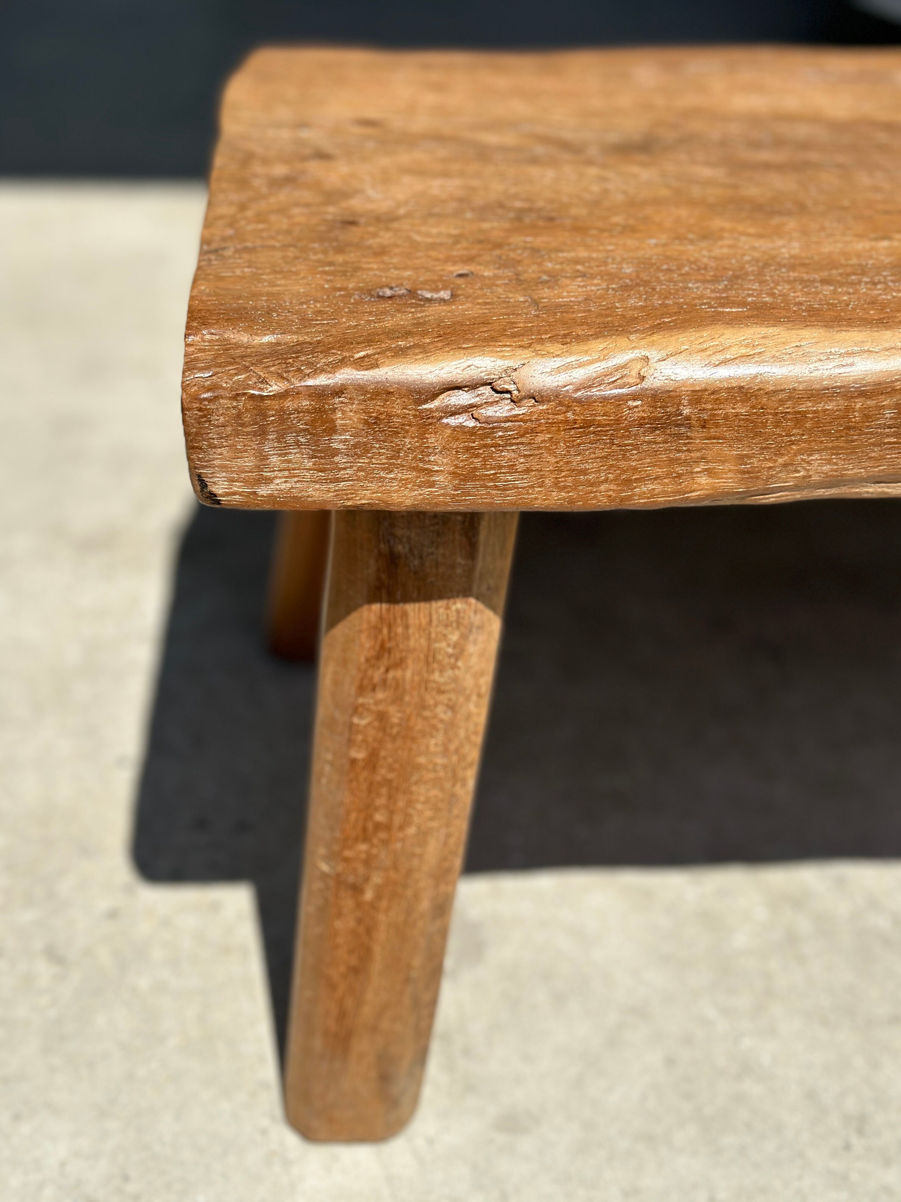 Coffee table in blond teak quadripod