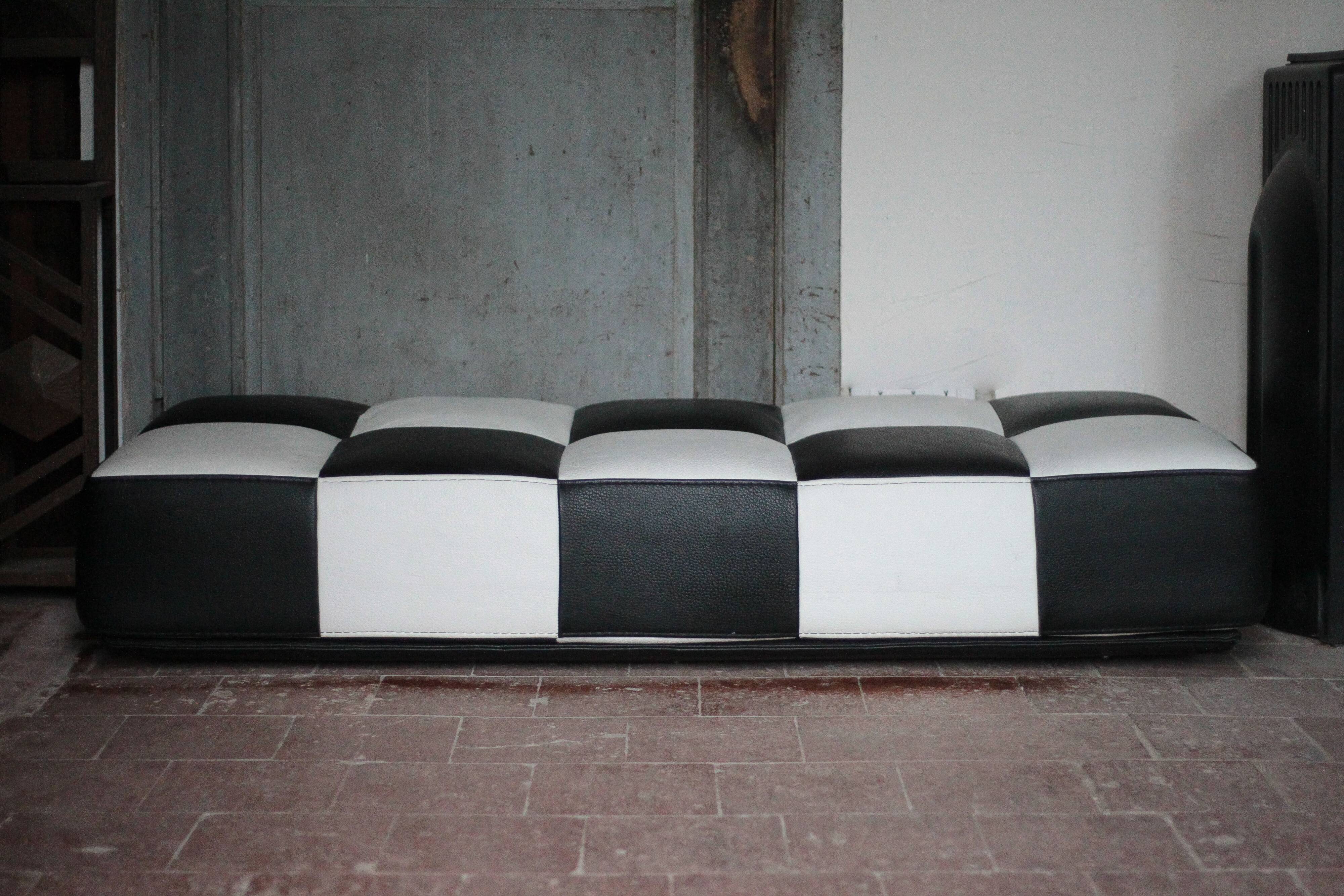 Banquette Roche Bobois cuir damier noir et blanc, banquette basse