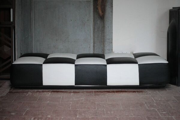 Banquette Roche Bobois cuir damier noir et blanc, banquette basse