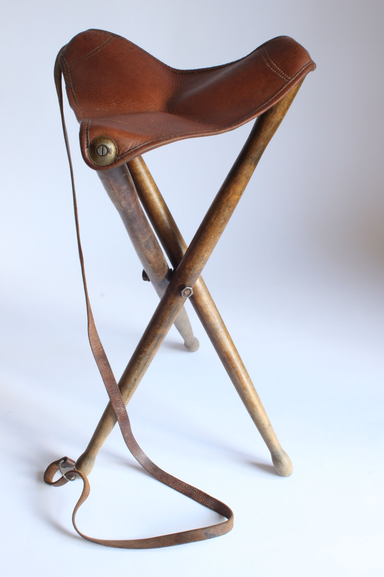 Tabouret de chasse en cuir trépied en bois pliable, France années 1960.