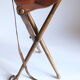 Tabouret de chasse en cuir trépied en bois pliable, France années 1960.