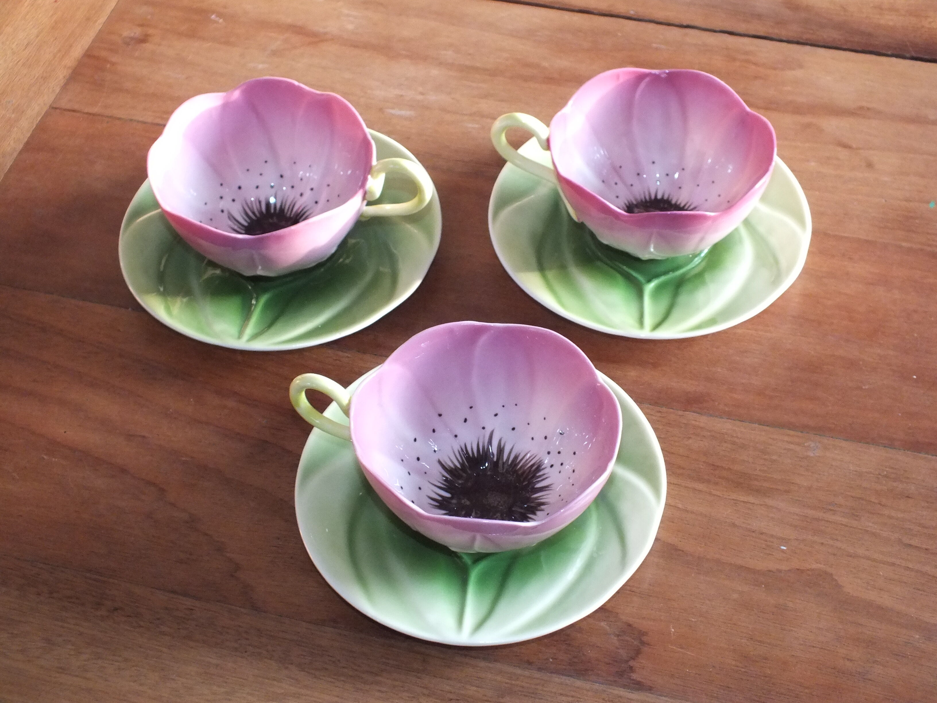 3 pink cups, porcelain flowers Geneviève Lethu