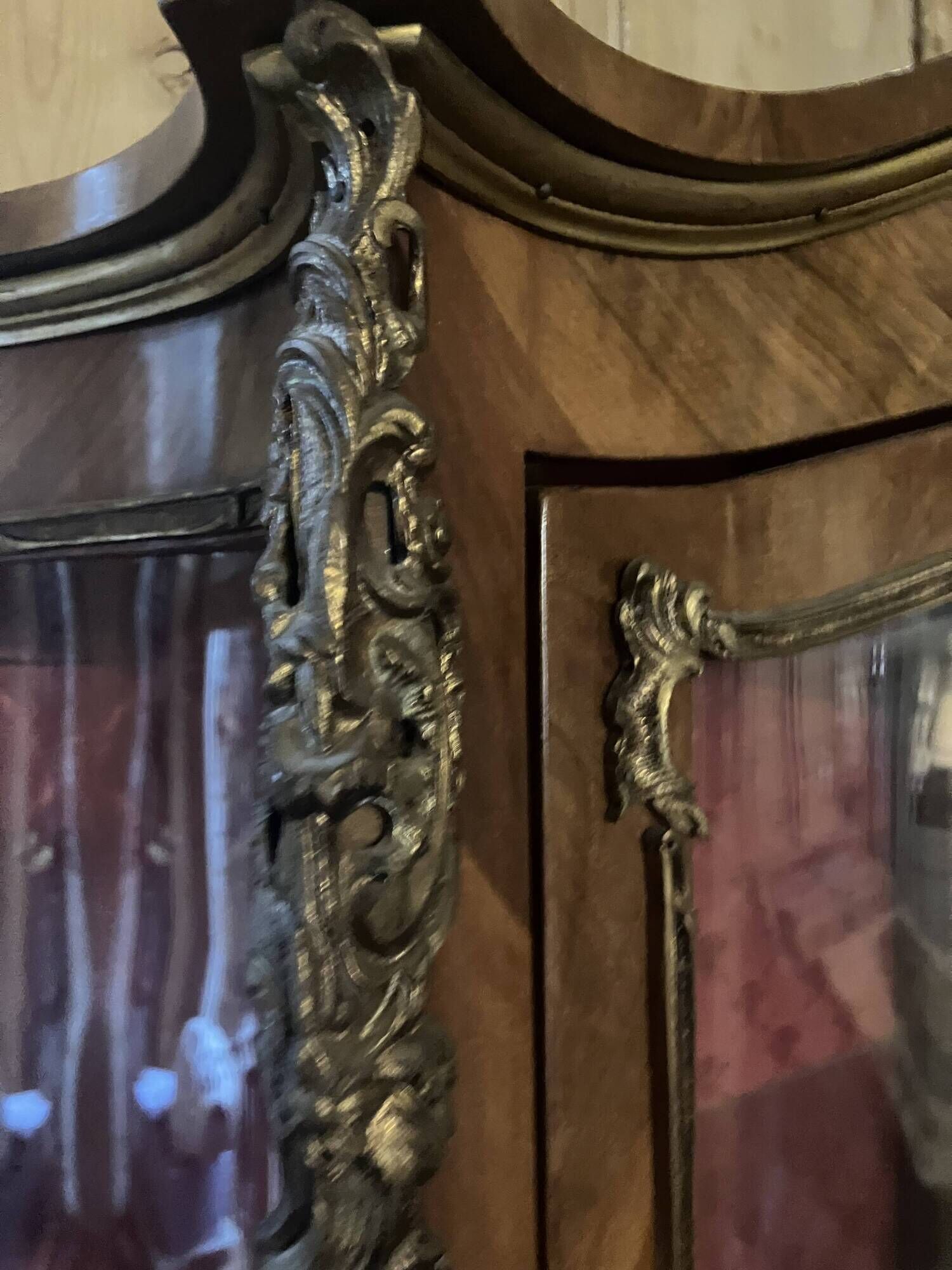 Display cabinet in Louis XV style from the late 19th century in painted wood.
