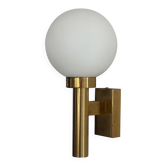 Grande applique de cinéma minimaliste en verre Opal Ball et laiton lourd, années 1960, Germany