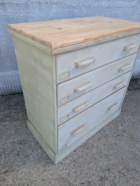 Distressed chest of drawers