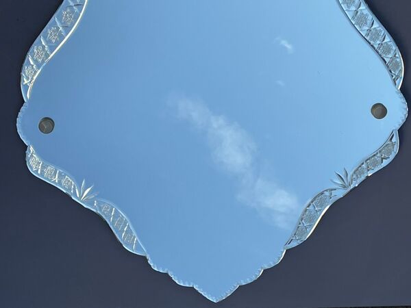 Miroir forme mouvementée bisauté taillé cisellé Vénitien miroir de Venise XXème 72 X 53 cm”.