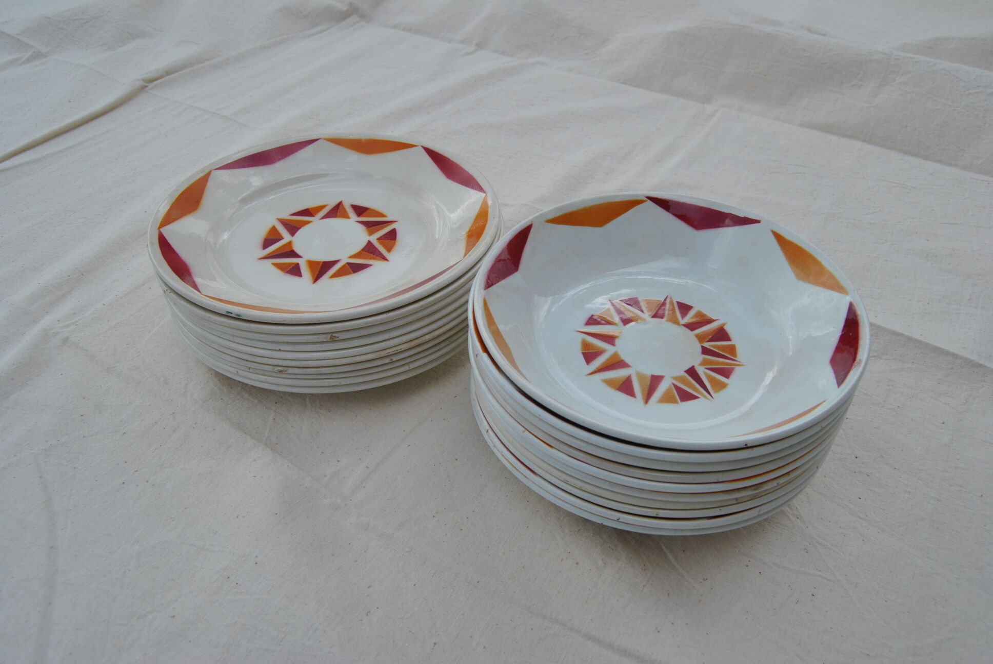 Series of 20 modernist plates Faïencerie de Castres