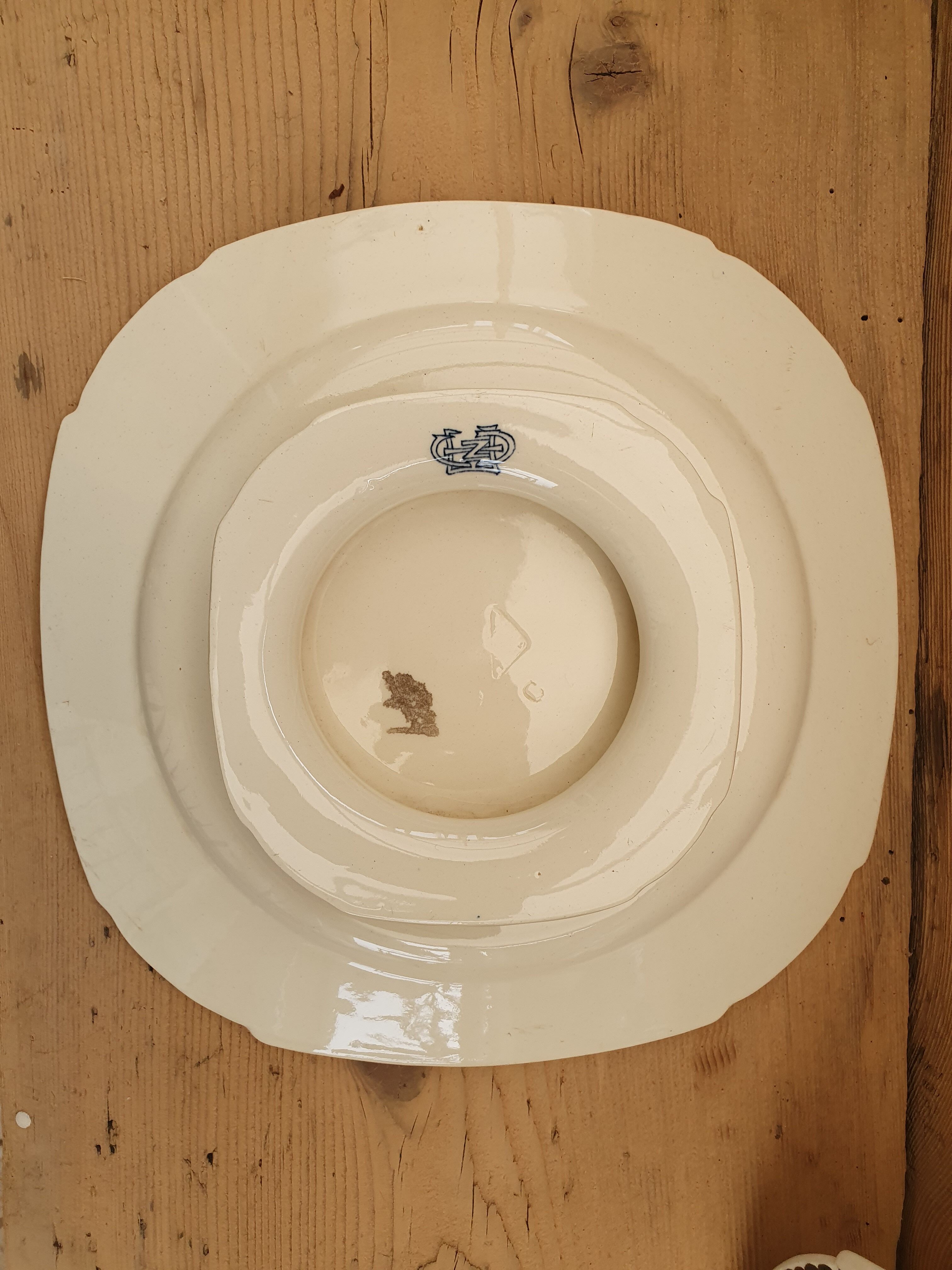 Pair of plates on presentation legs, terre de Fer Gien