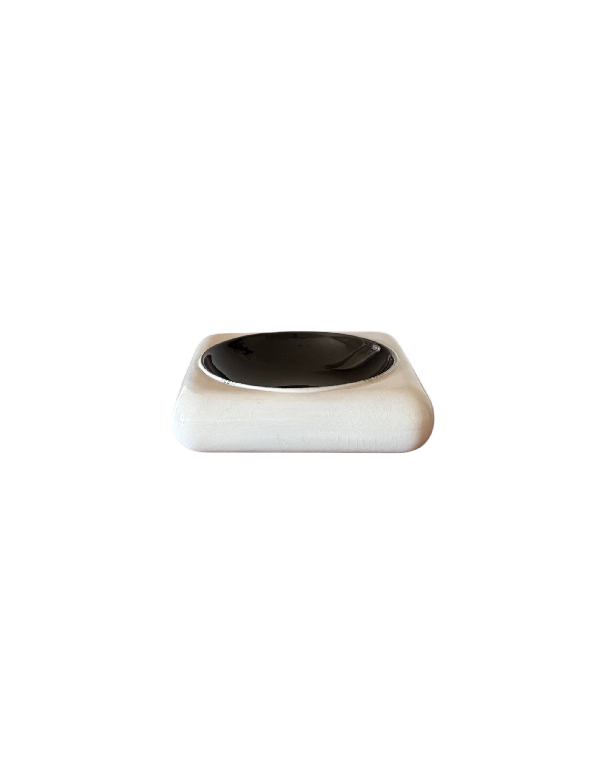 Space age black and white ceramic ashtray / vide poche, Italy 1970s