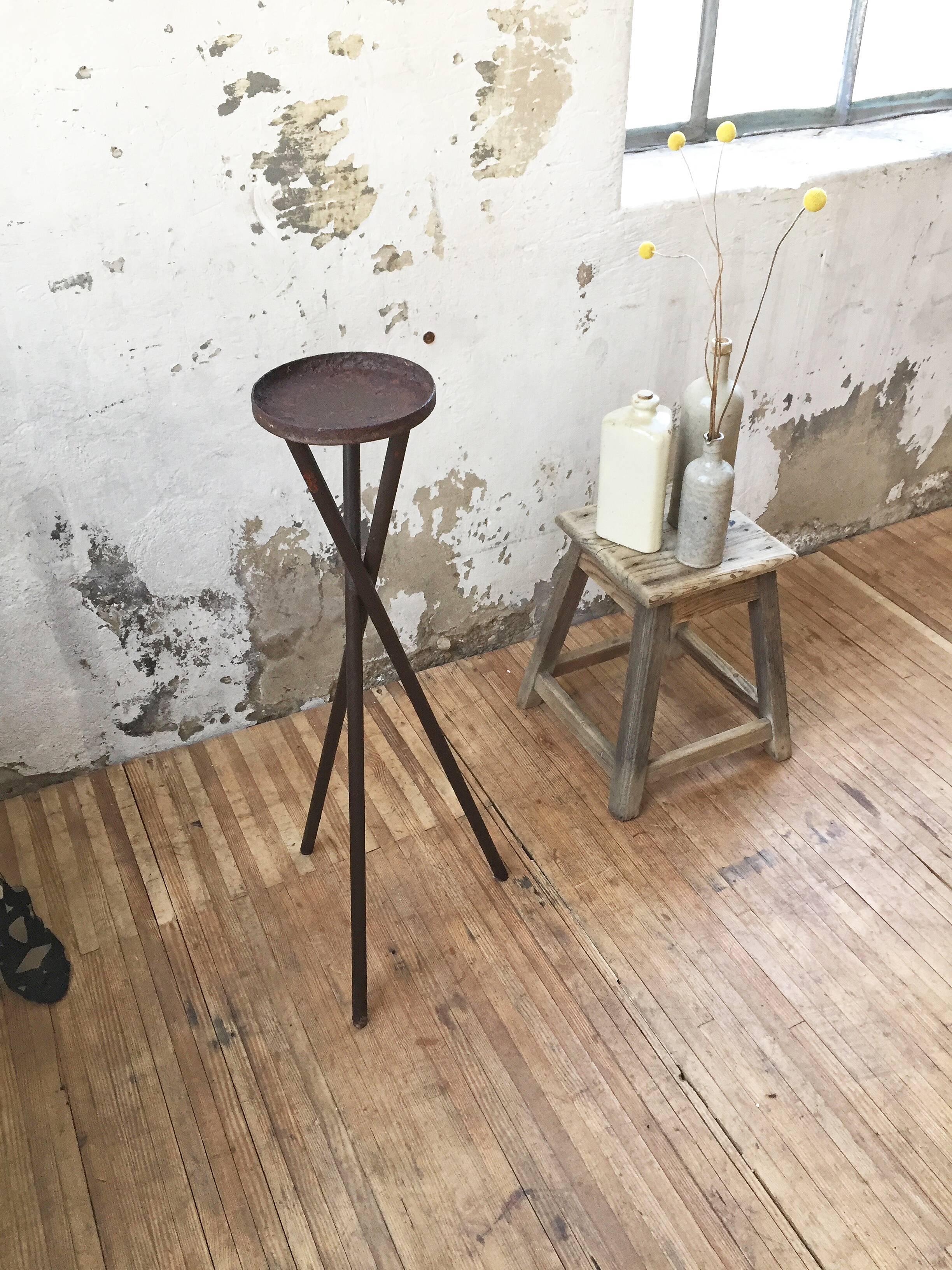 Support sculpture or tripod plants