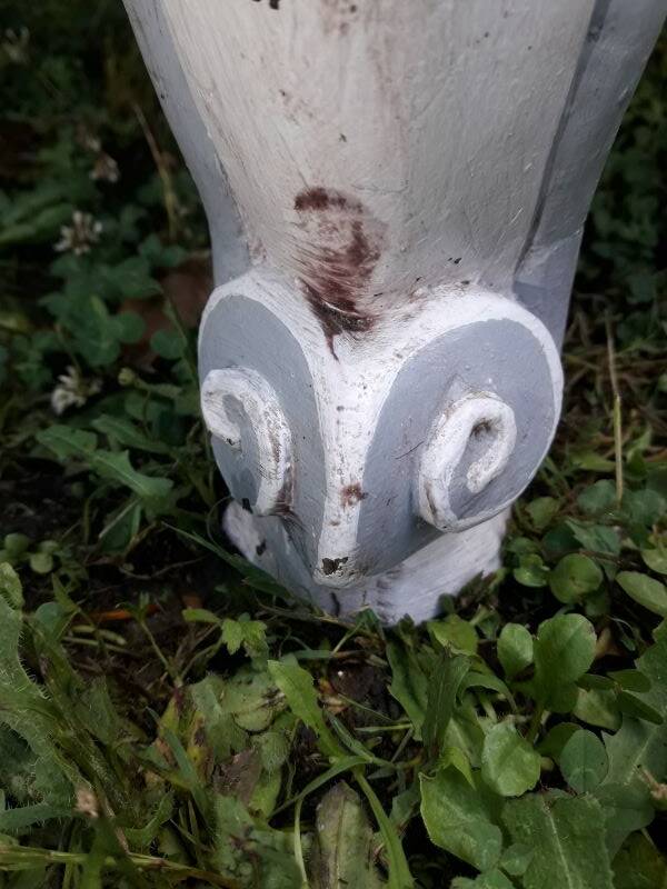 Bonnetière, standing man, Louis XV, 18th century walnut