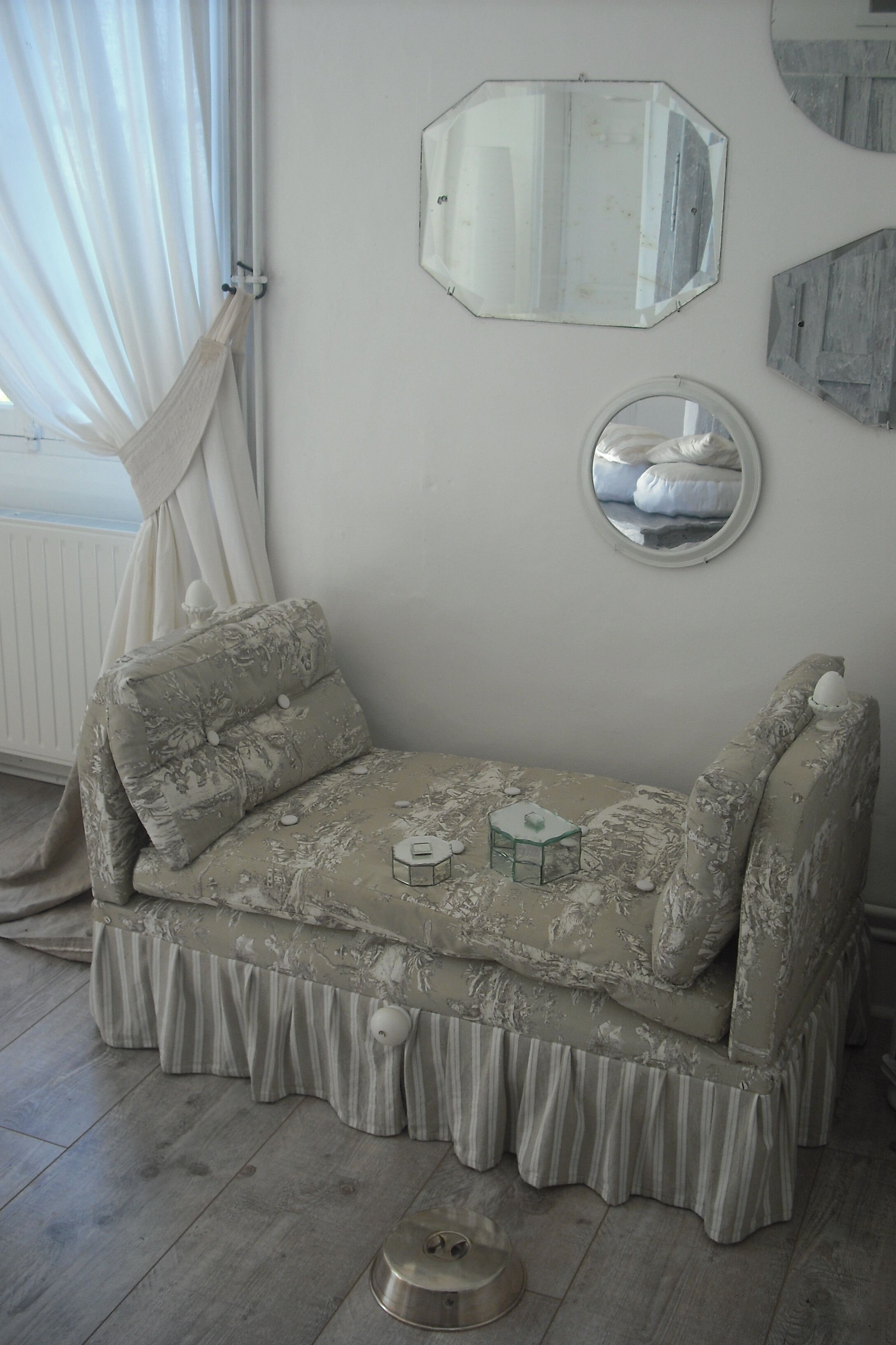 Bench bed on wheels 1 place