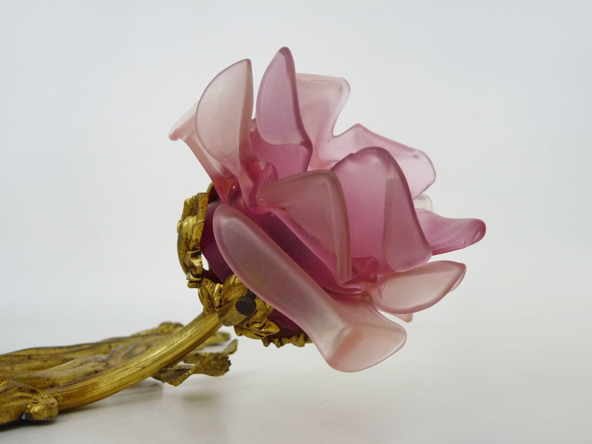 Pair of bronze wall sconces decorated with 2-armed knots with purple tulips Signed DP. 1940s