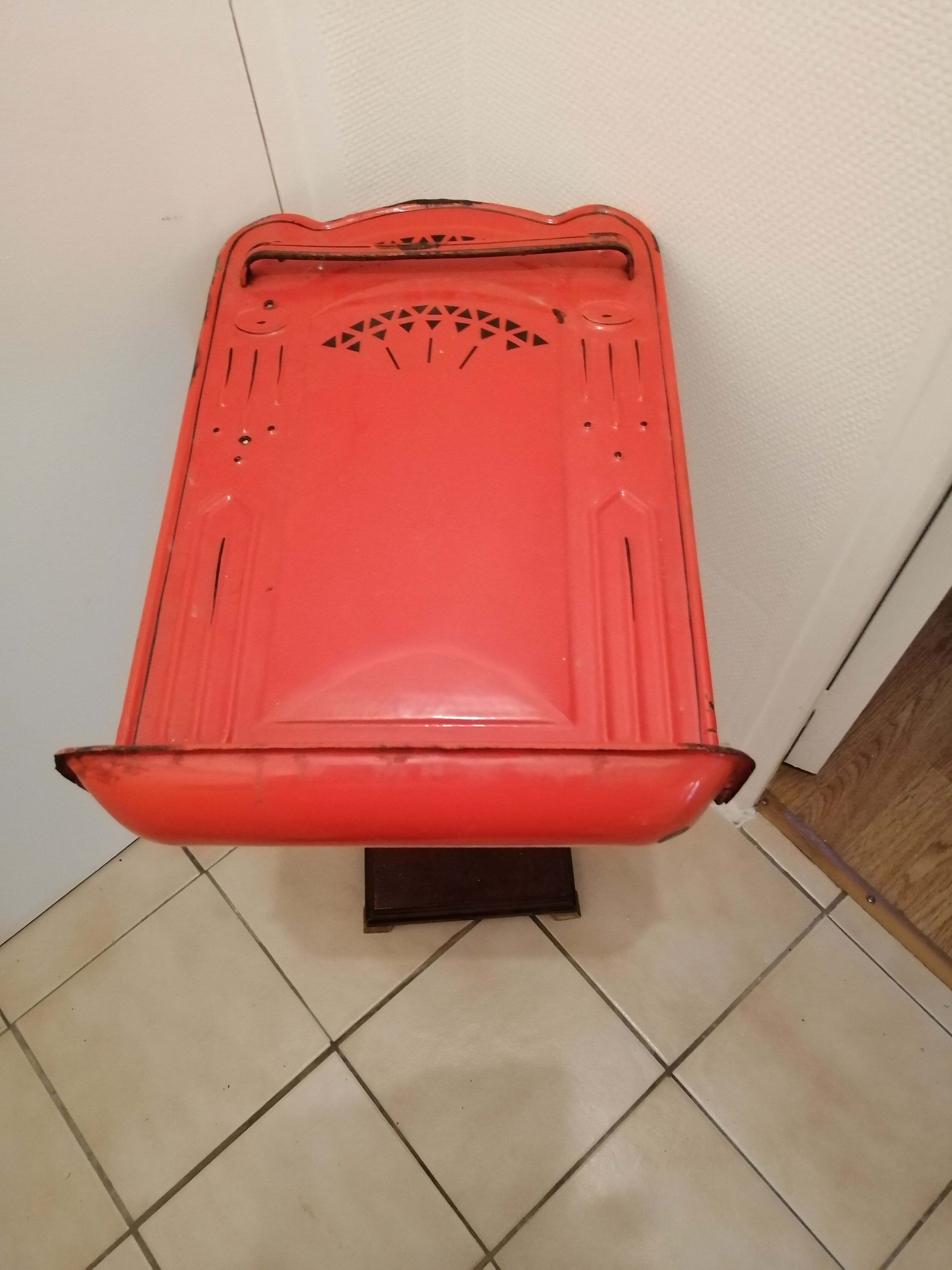 Old utensil holder drain