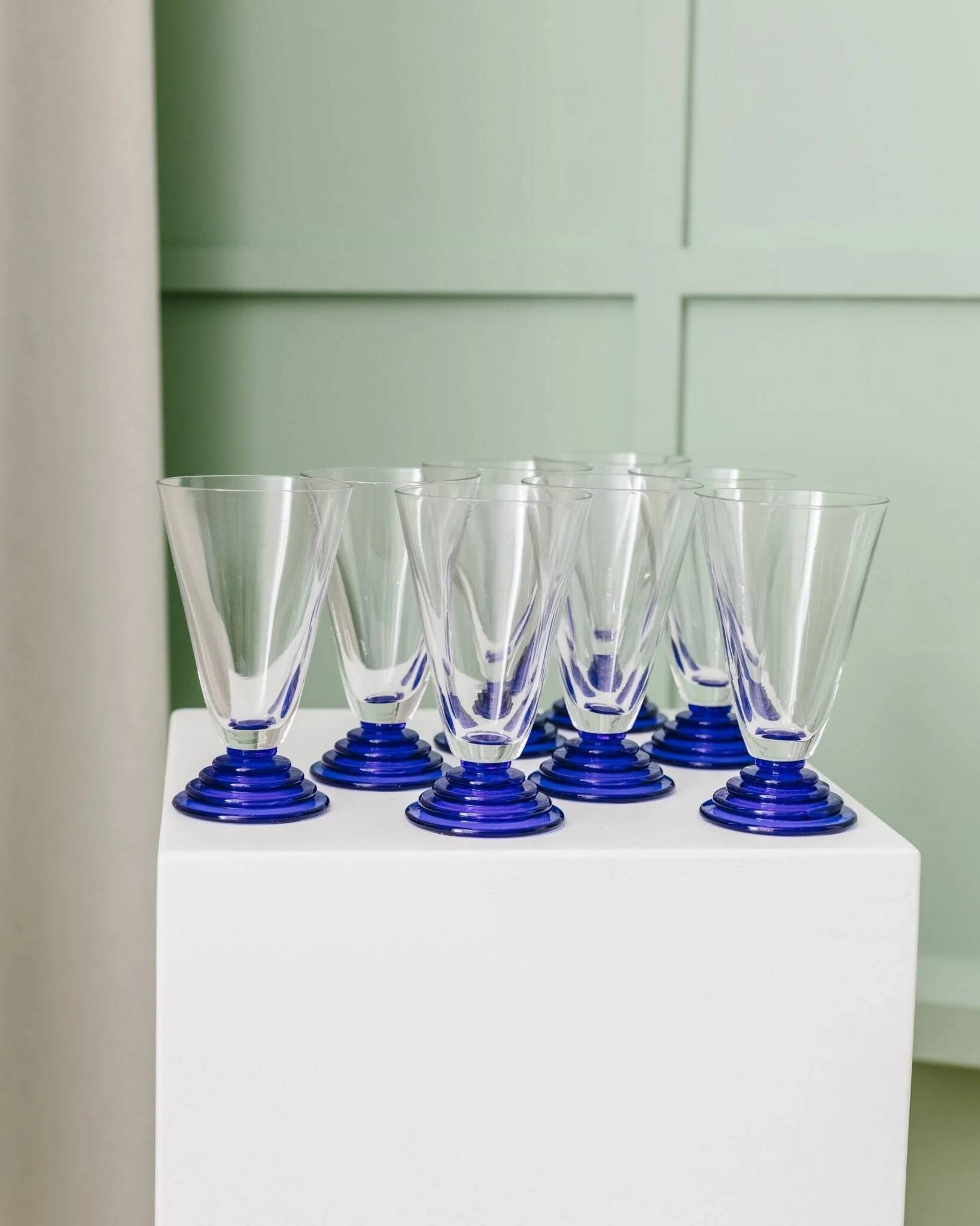 Ensemble de 8 verres à boire en verre clair avec des piédestaux en bleu cobalt – Postmoderne Memphis années 1980