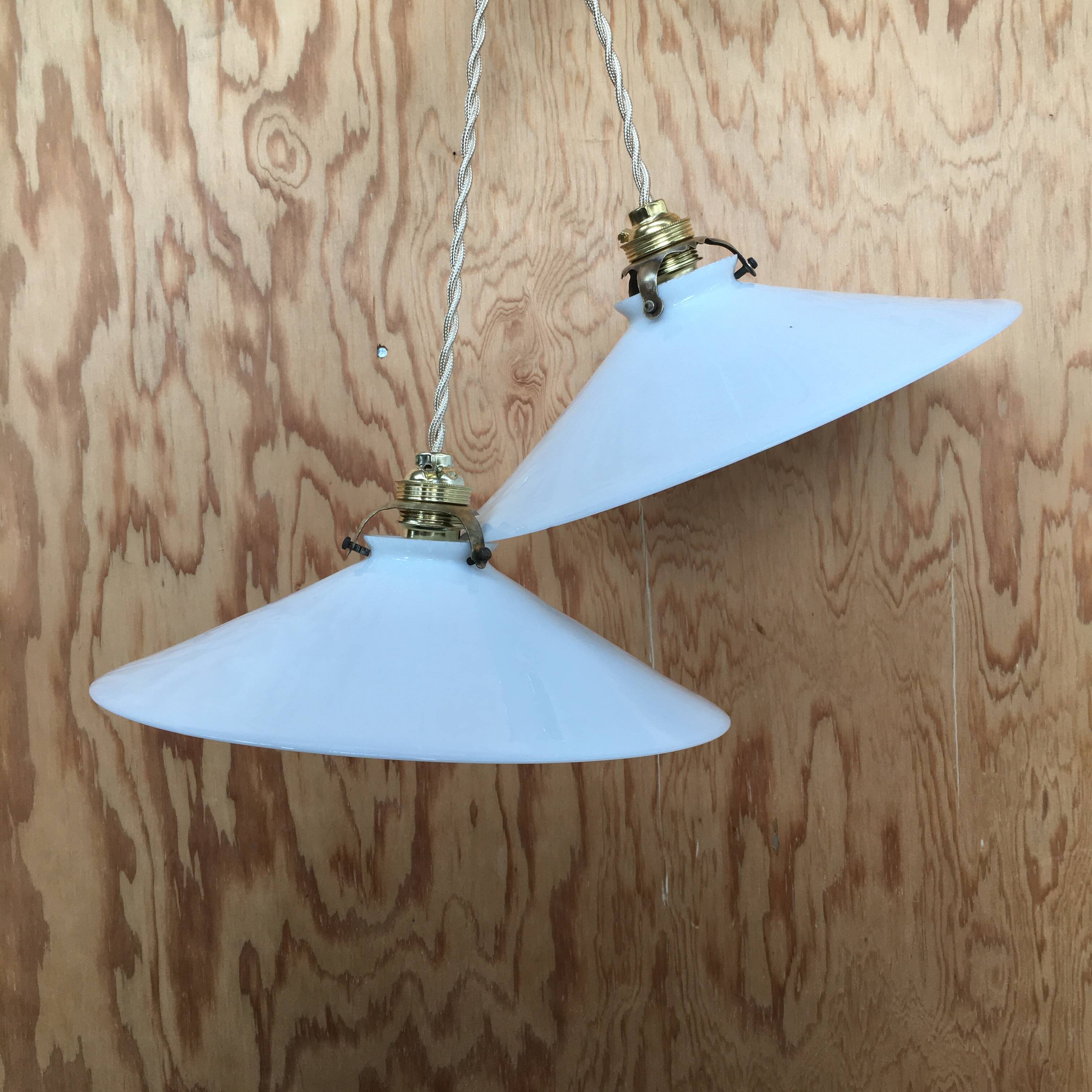 Paire de suspensions vintage en opaline blanche