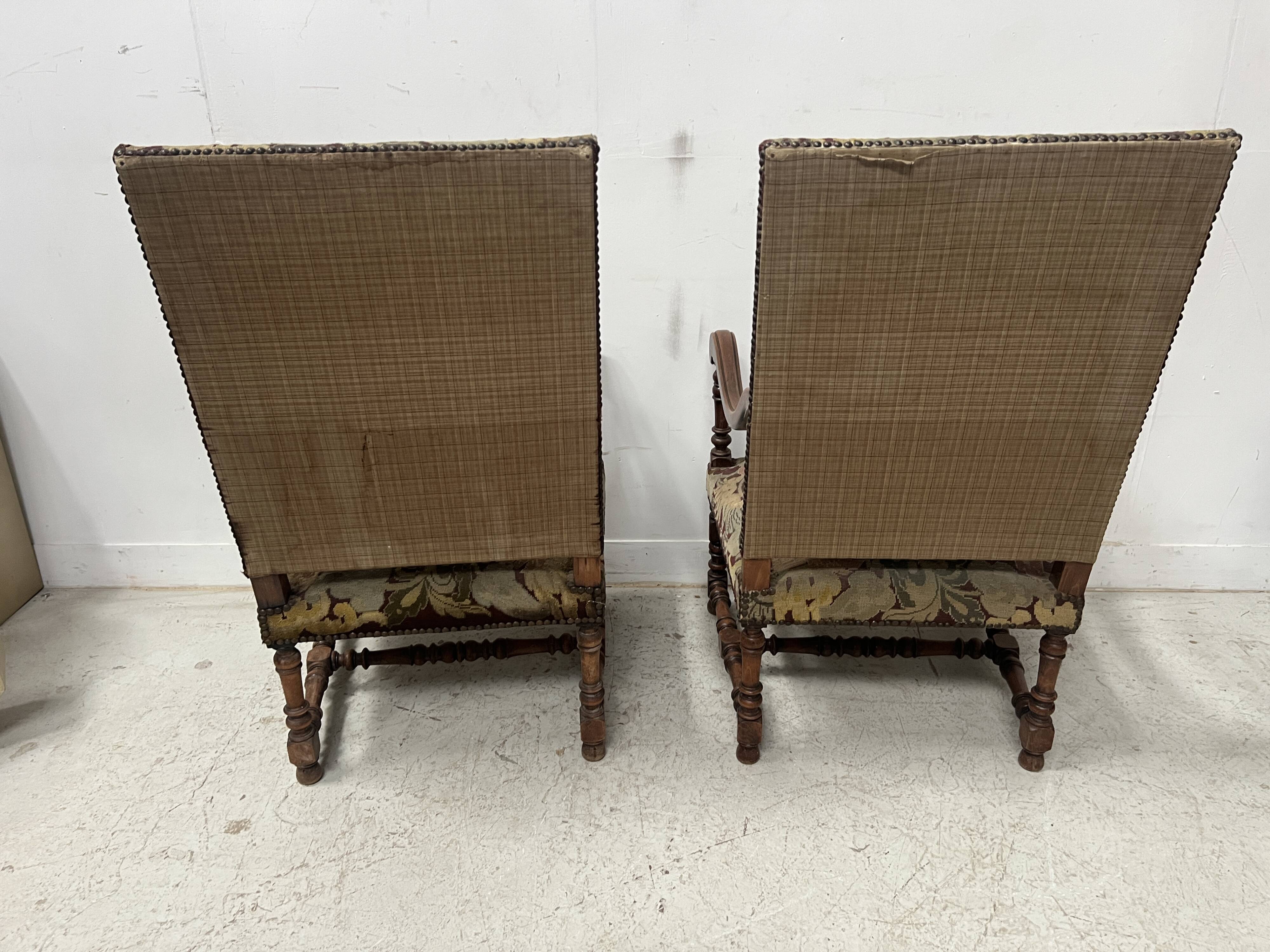 Paire de fauteuils de style Louis XIII a haut dossiers plats XX siècle