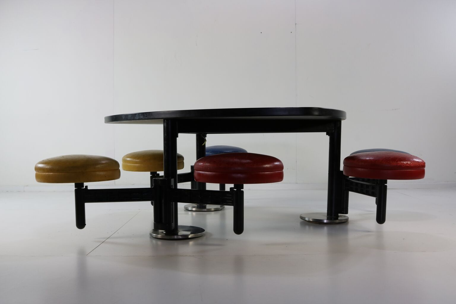 School six seating Modus in leather by Tecno Italy
