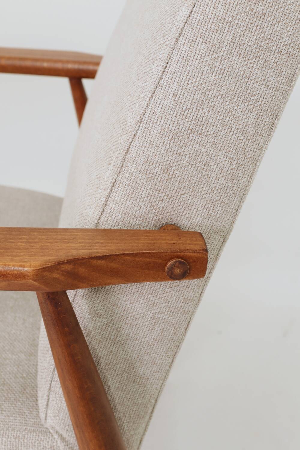 Fauteuil scandinave tressé beige, design classique