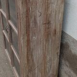 Armoire ancienne vitrée en bois avec fond métal