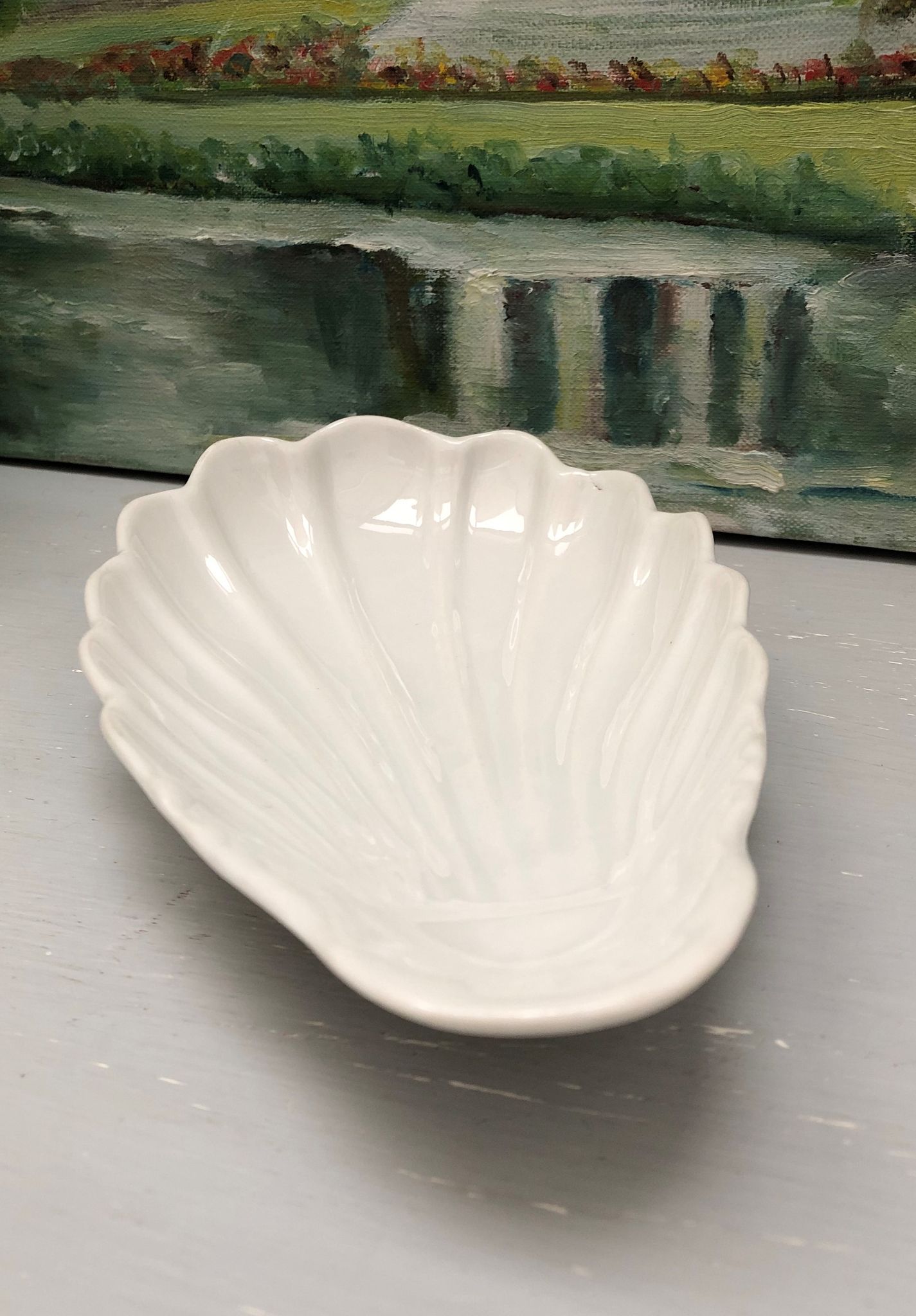 Empty pocket in fine antique porcelain, shell-shaped