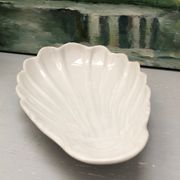 Empty pocket in fine antique porcelain, shell-shaped