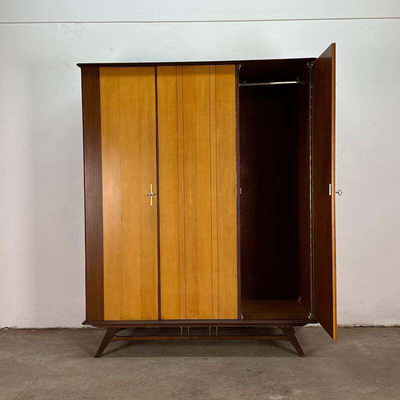 Vintage/mid-century kledingkast.