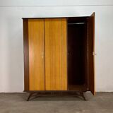 Vintage/mid-century kledingkast.