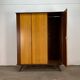 Vintage/mid-century kledingkast.