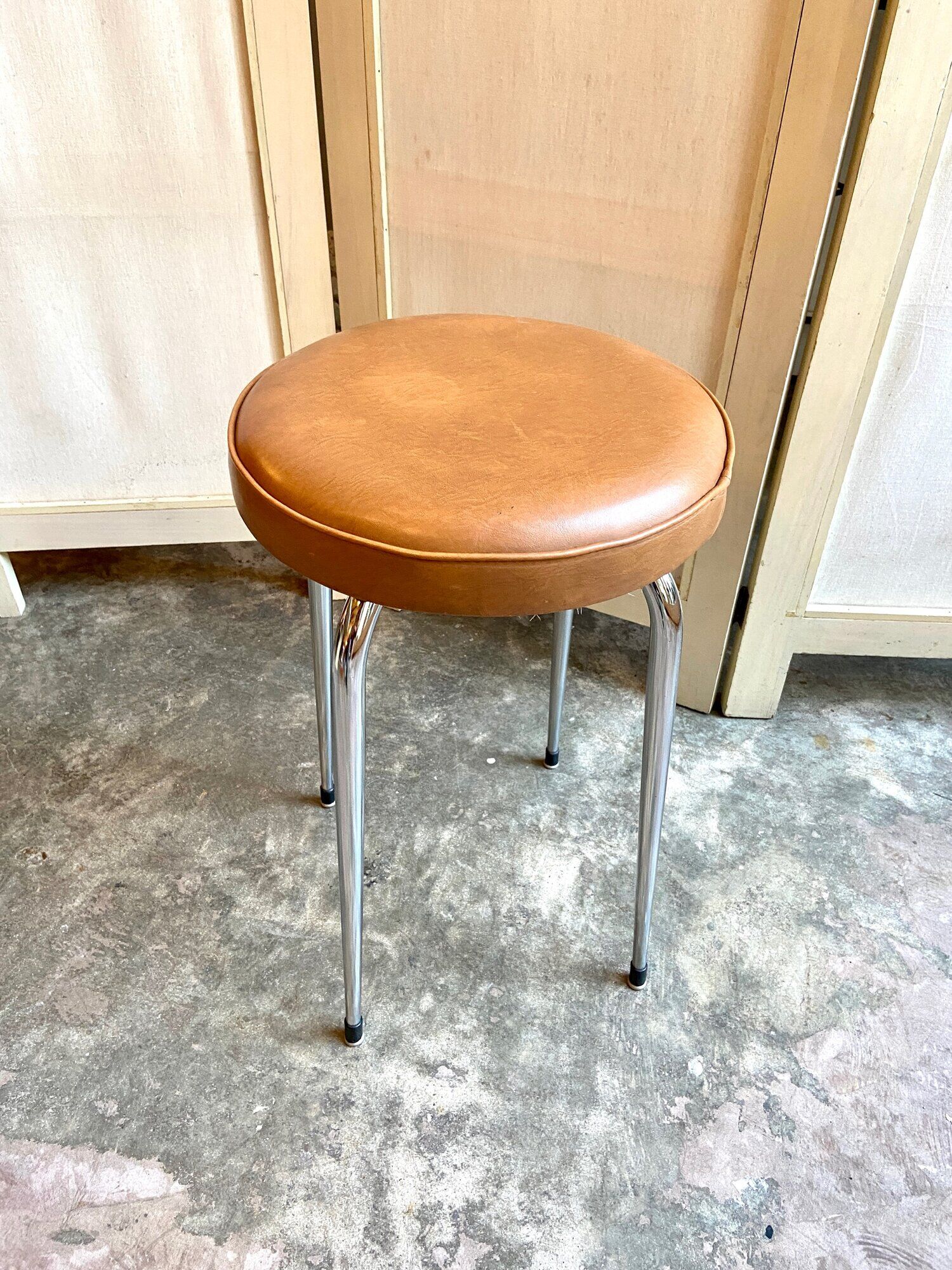 Tabouret en métal chromé et skaï fauve années 1950