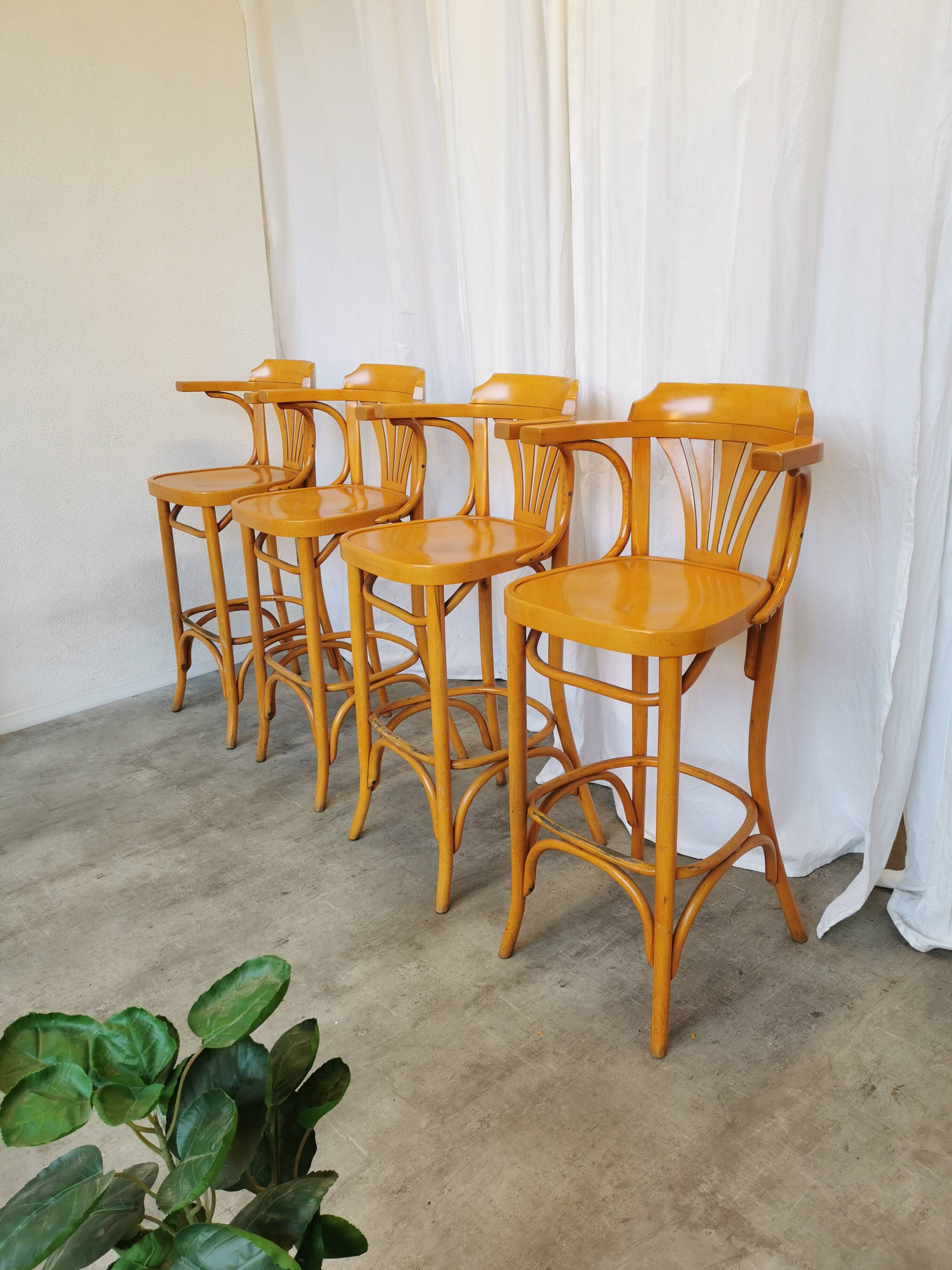 Ensemble de 4 chaises hautes de bar vintage en bois courbé avec accoudoirs / Couleur bois naturel