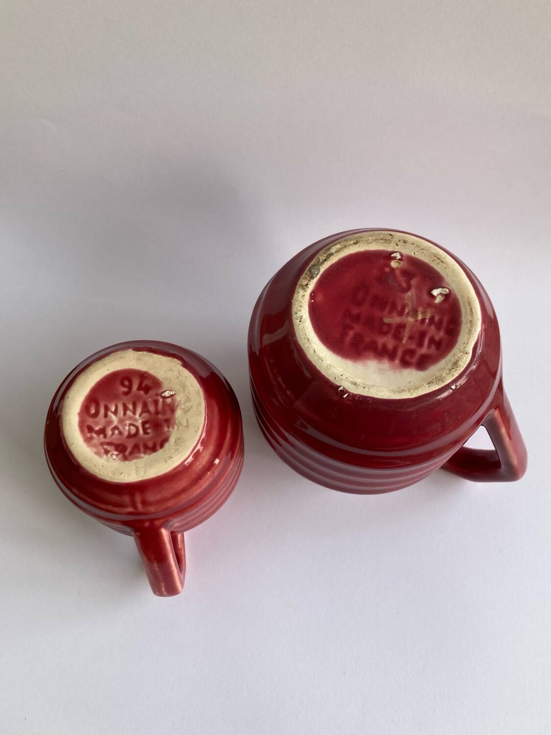 2 petits pots à lait et à crème Onnaing art déco rouge