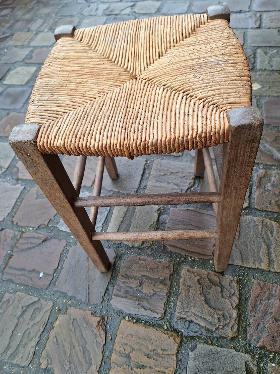 Low straw stool wooden structure