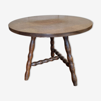 Round tripod table