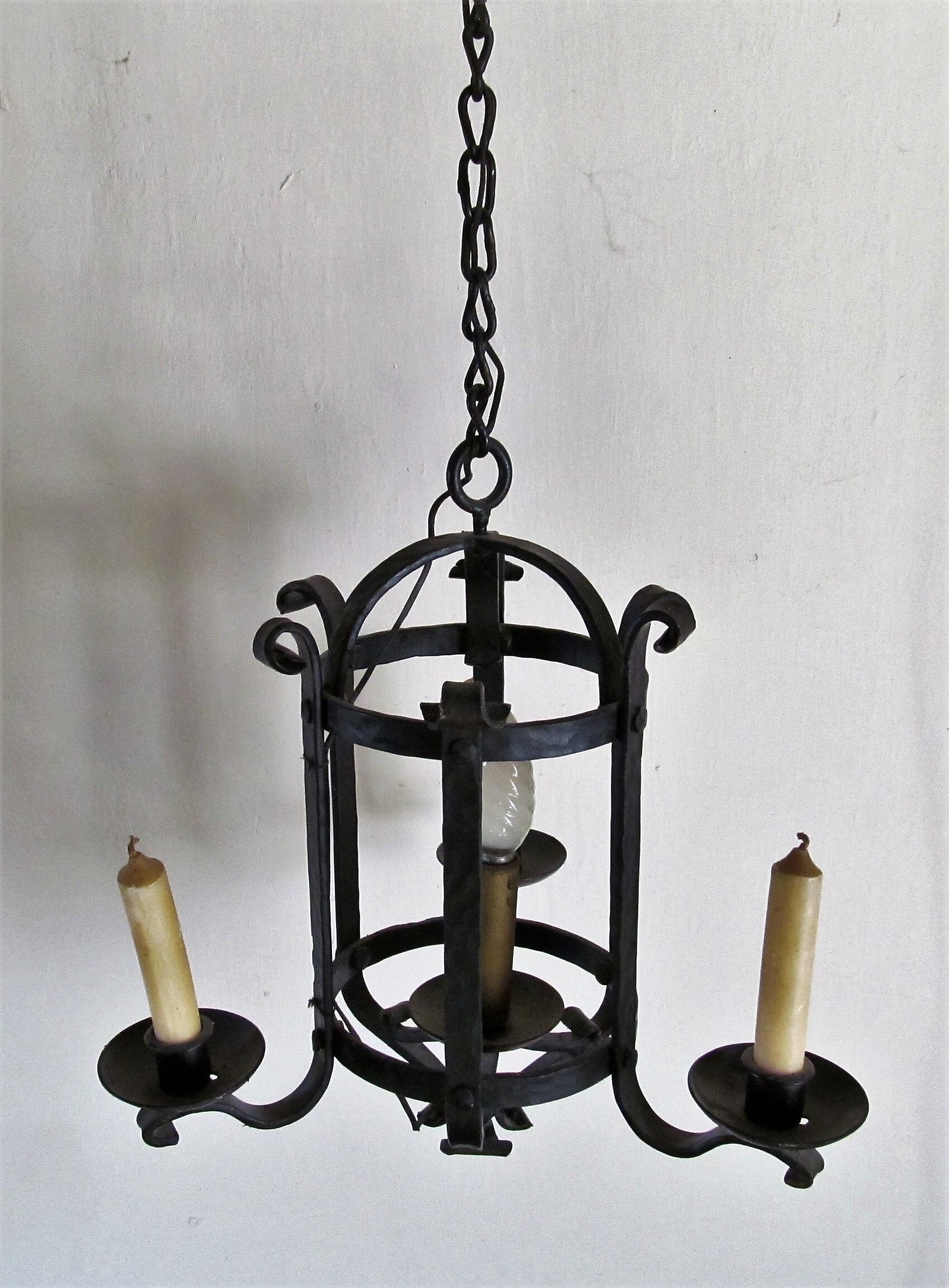 Lustre rond de château médiéval forgé à la main en France