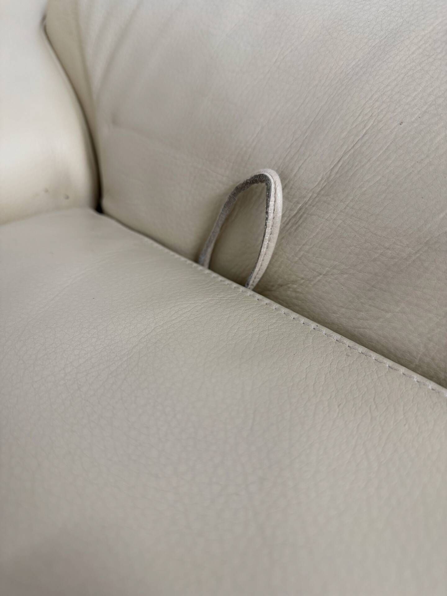 Two-seater designer sofa De Sede DS-2011 in cream leather with adjustable backrest.