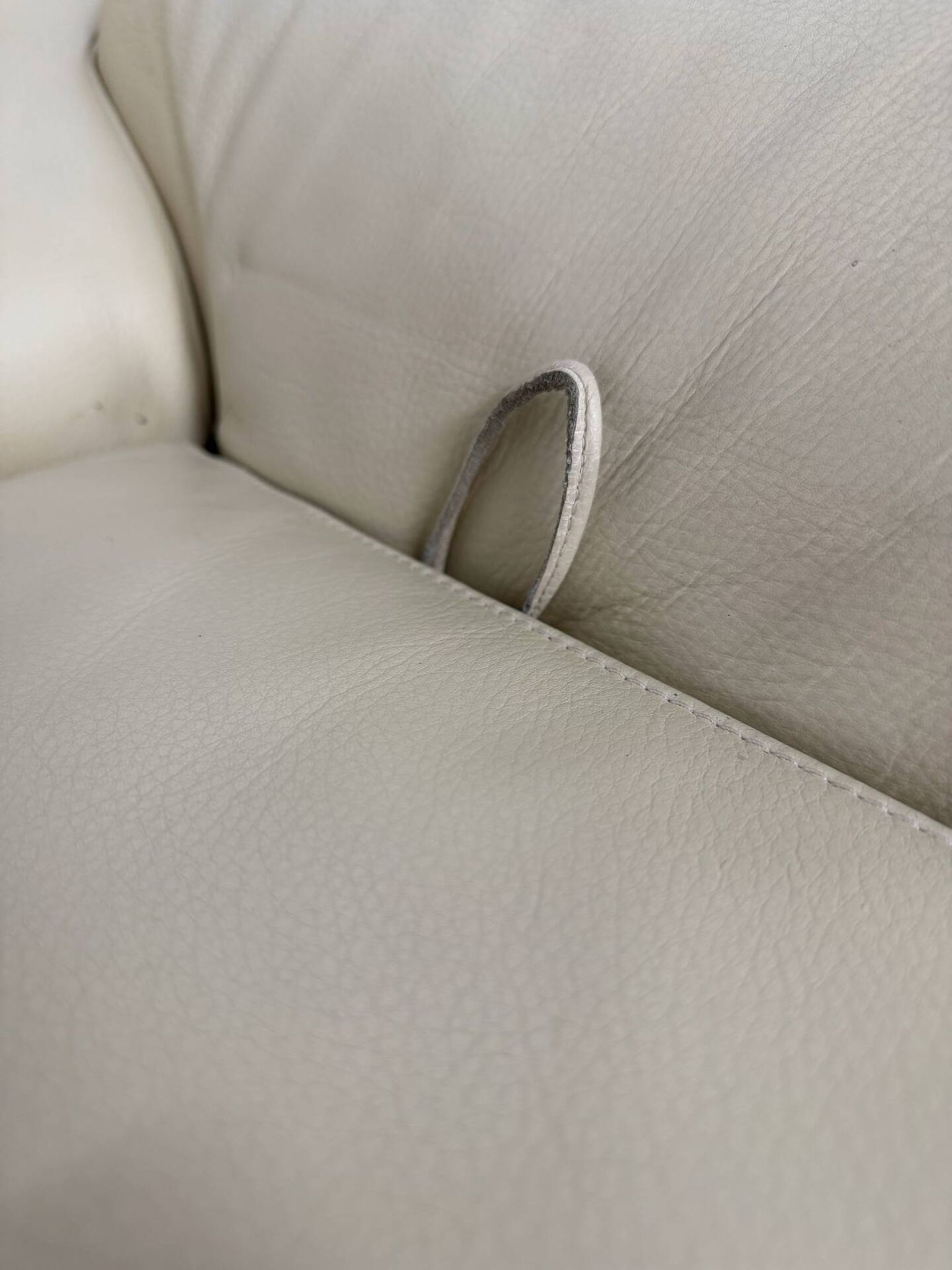 Two-seater designer sofa De Sede DS-2011 in cream leather with adjustable backrest.