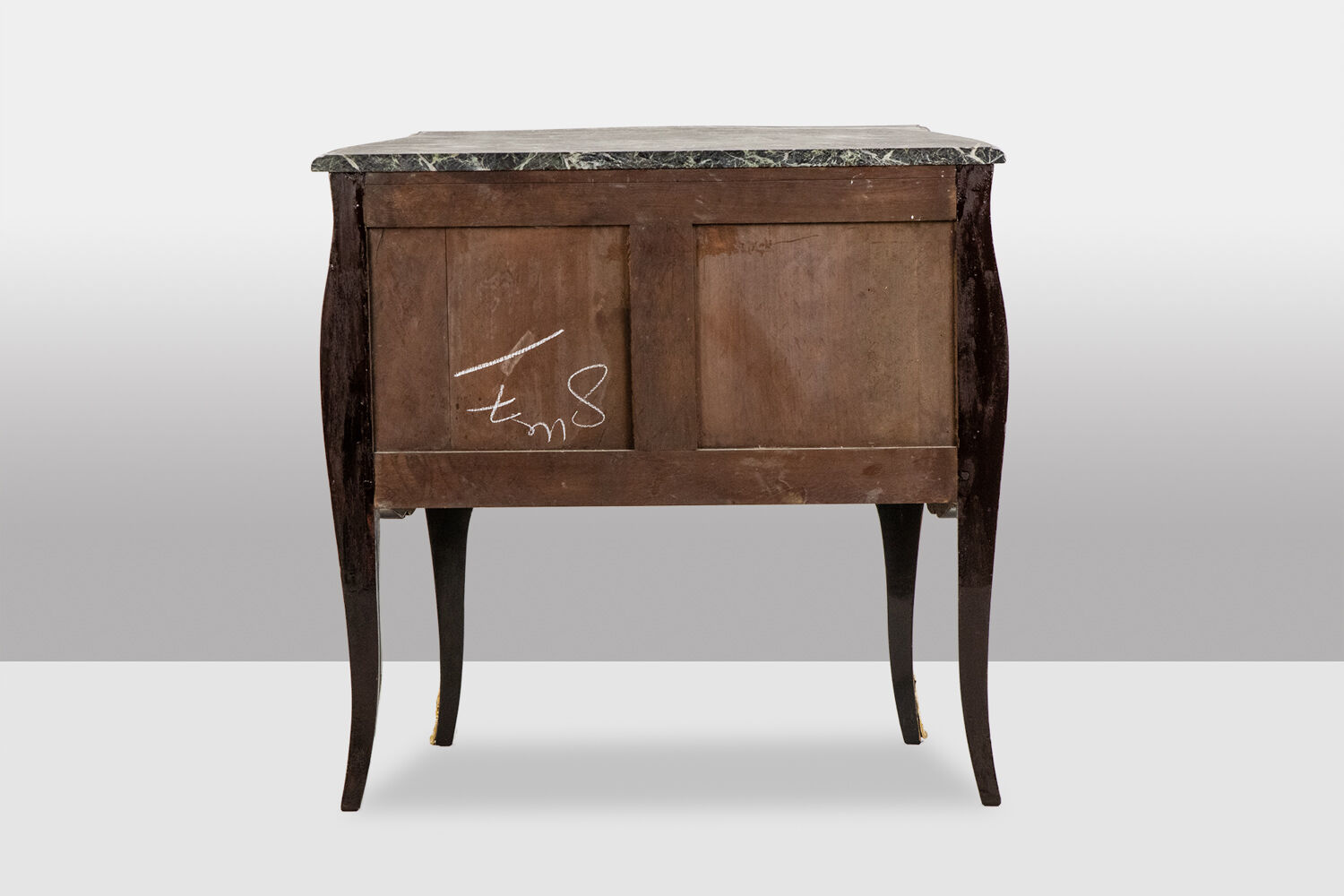 Commode sauteuse de style Louis XV en laque. Années 1950.