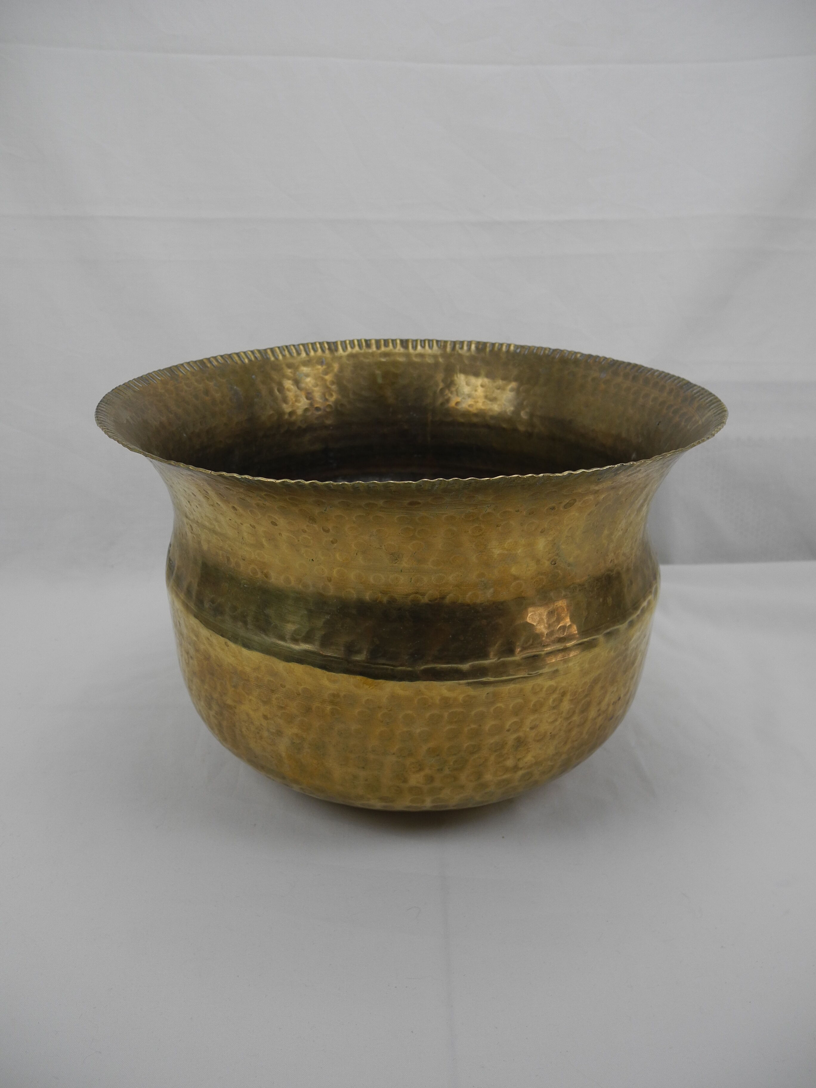 Cache pot laiton doré martelé old brass flowers pot