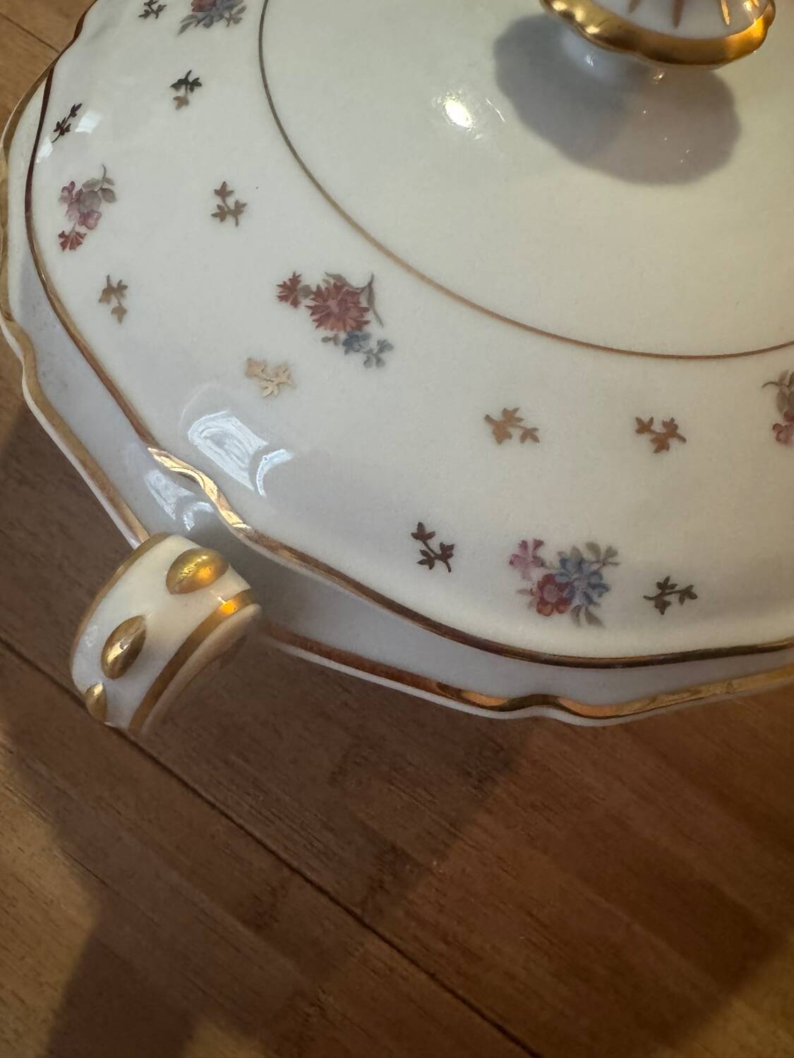 Soup tureen / vegetable dish in Limoges porcelain – Floral decoration