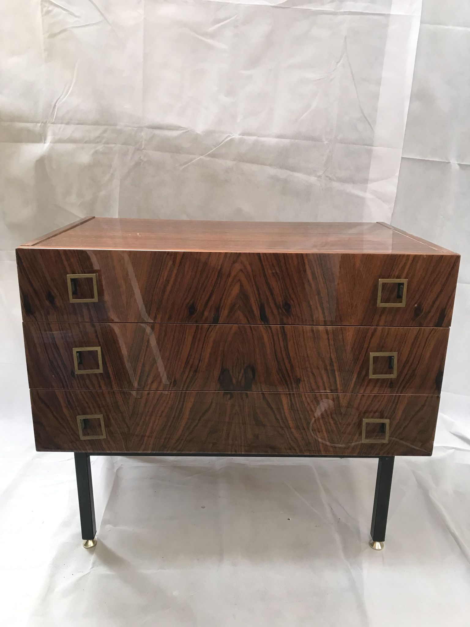 Lacquered 3-drawer chest with rosewood veneer.