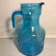 Ancien pichet carafe verre moulé bleu avec anse décorative