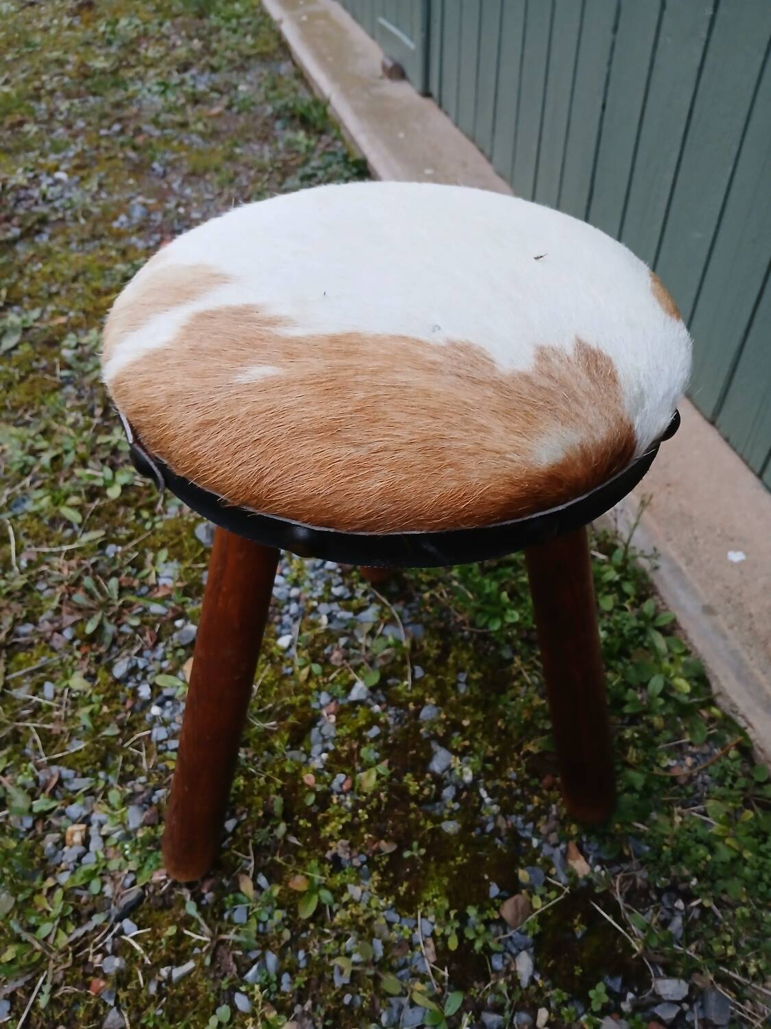 Tabouret tripode ancien en bois et peau de vache
