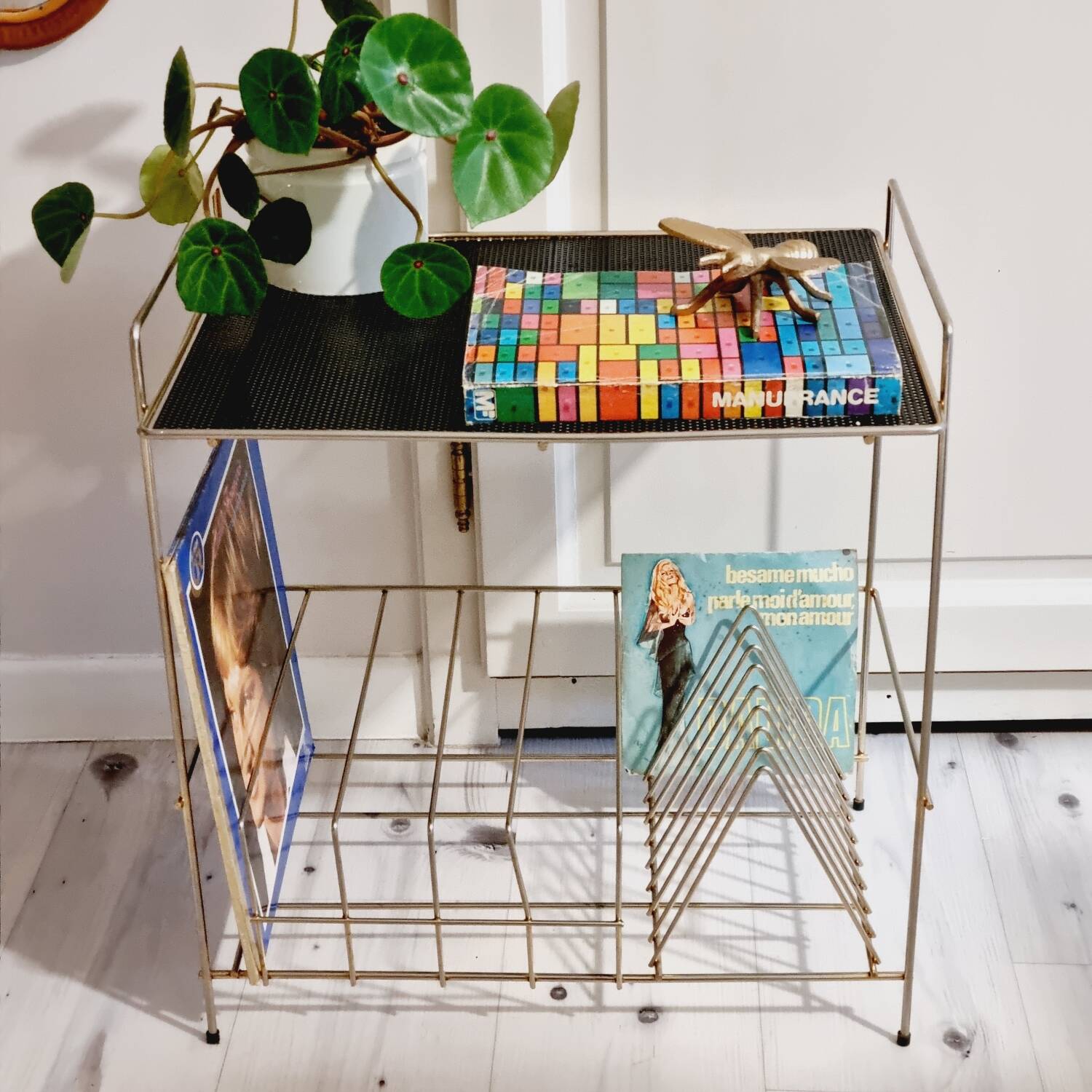 Mategot style hifi/vinyl side table