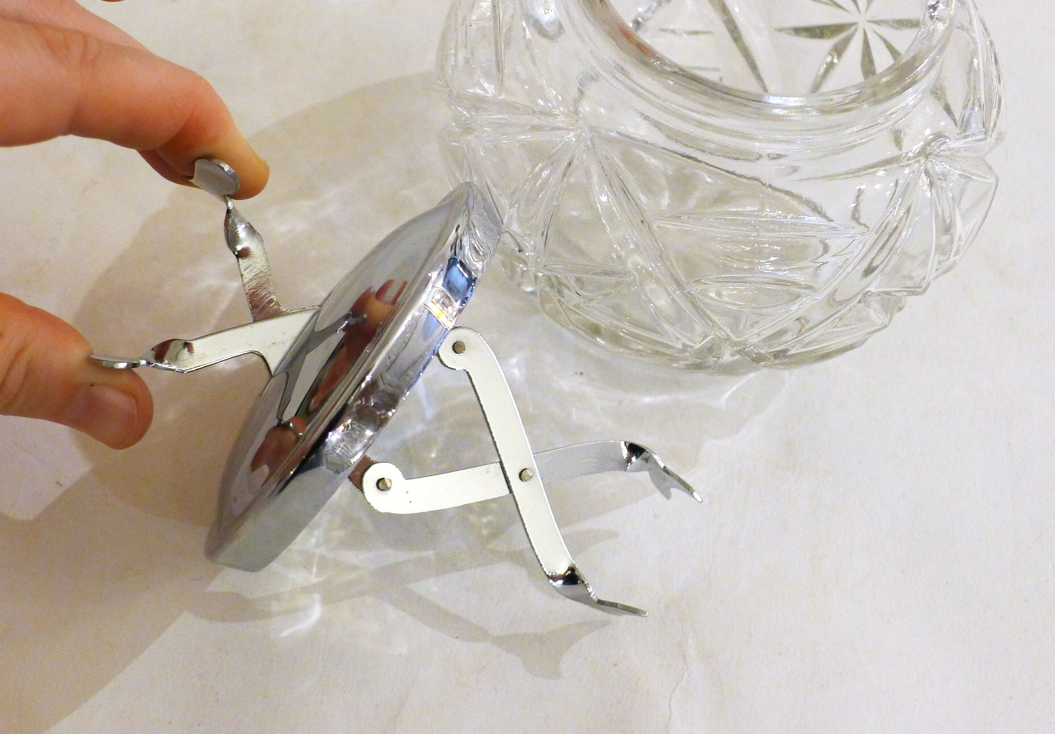 Sugar bowl with integrated clamp