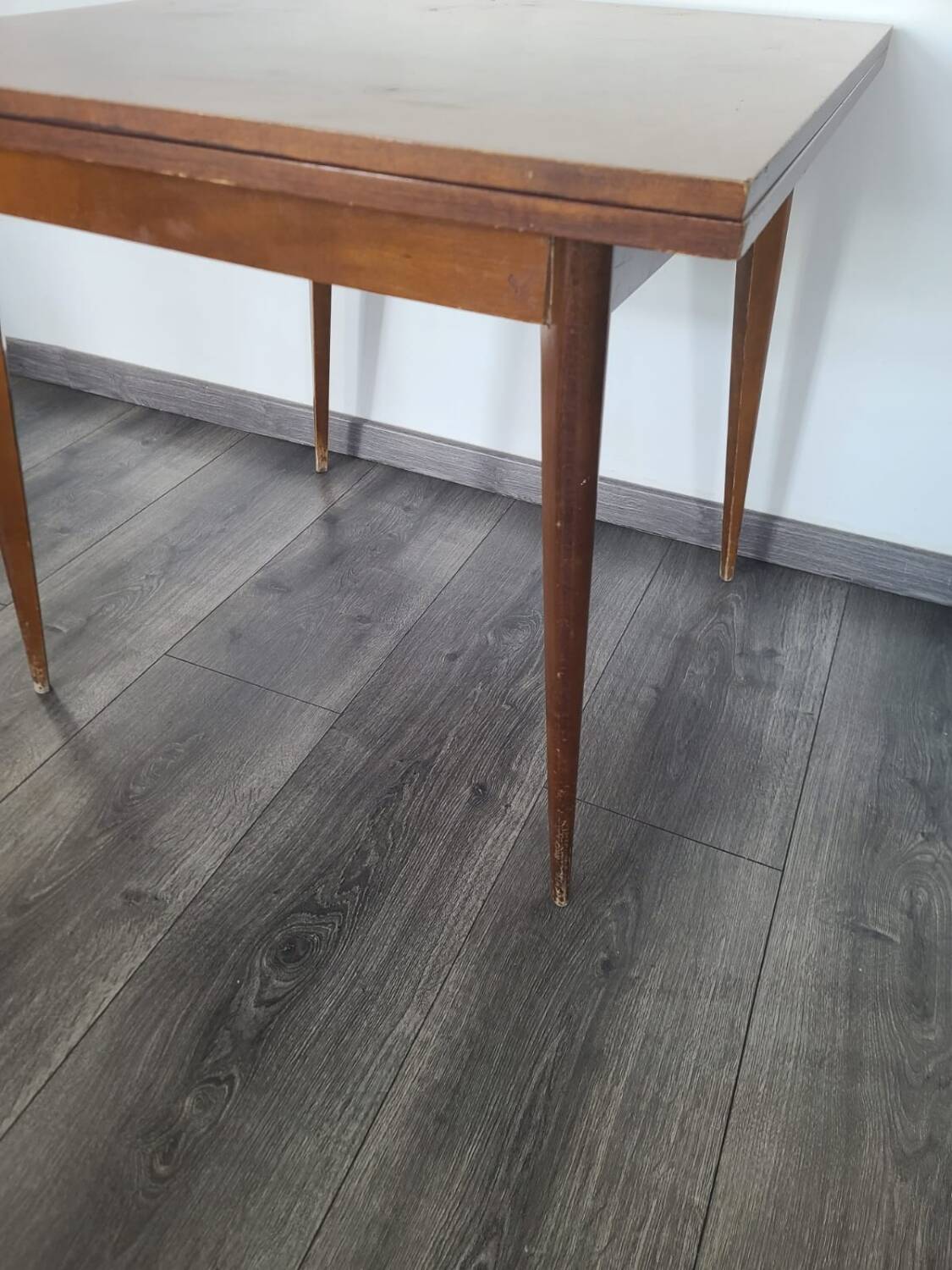 Vintage vitrified portfolio table