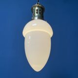Lampe à suspension en verre opalin avec élégante monture en laiton
