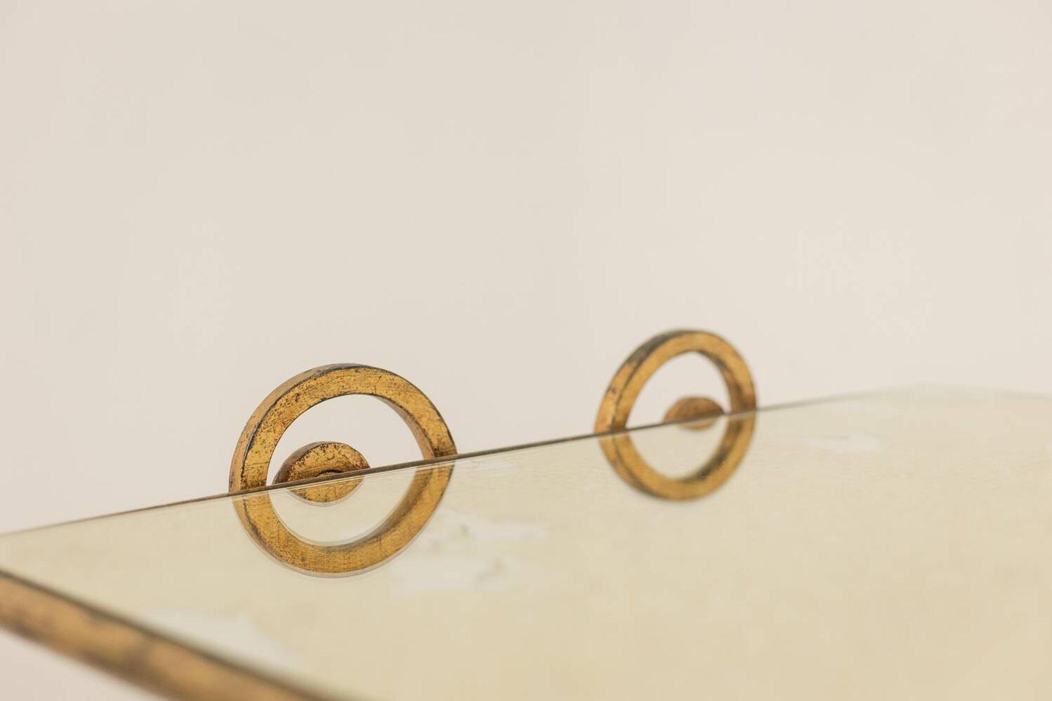 Table basse en fer forgé doré et plateau de verre églomisé. Années 1970